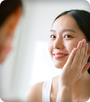 頬を押さえる女性