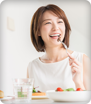 食事を楽しむ女性